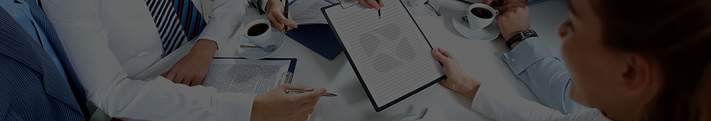 Imagem de uma pessoa mexendo no computador