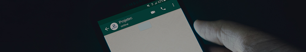 Imagem de uma pessoa mexendo no computador