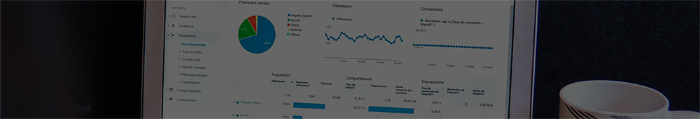 Imagem de uma pessoa mexendo no computador