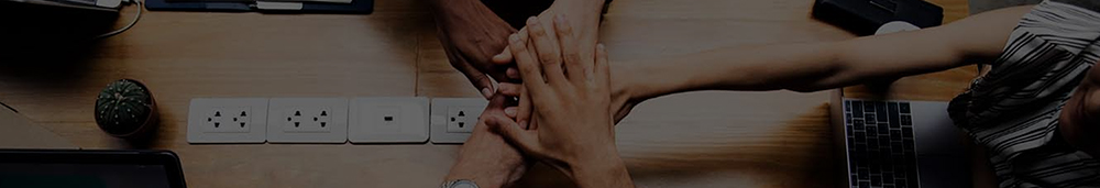 Imagem de uma pessoa mexendo no computador